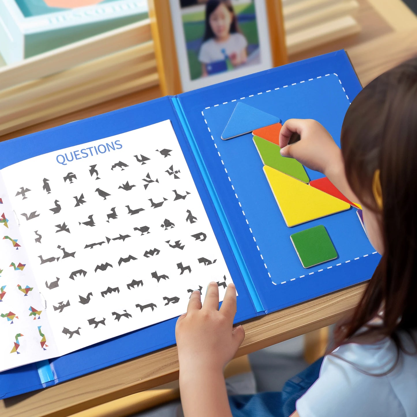 une fillette de 9 ans fait des tangram pour s'amuser seule et passer le temps agréablement