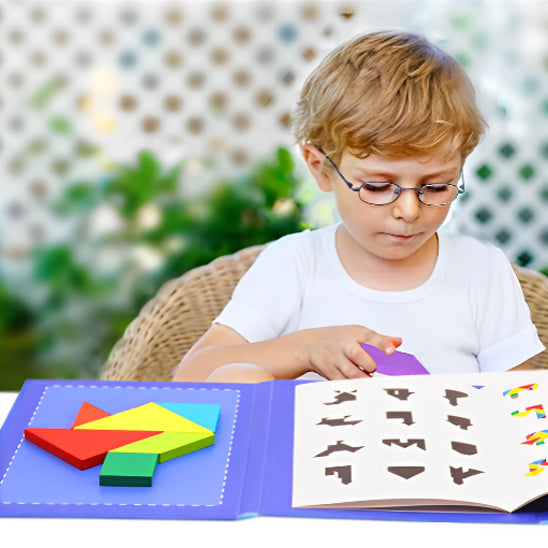un petit garçon fait des défis Tangram seul bien concentré c'est amusant