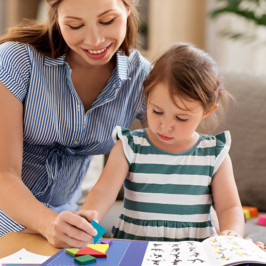 une petit fille de 5 ans fait des problèmes de Tangram avec sa mère c est amusant
