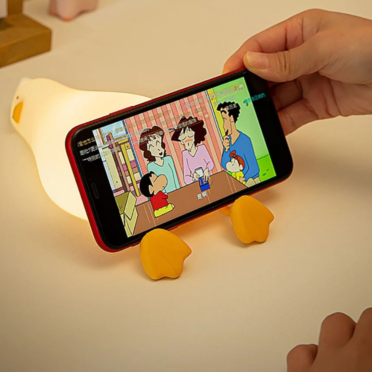 veilleuse-de-nuit-tient-le-portable-téléphone