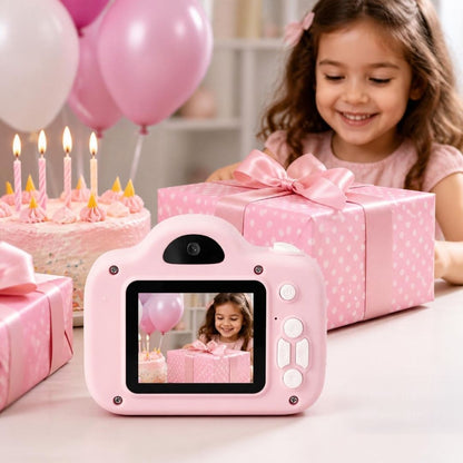 une enfant  développe  son cadeau d'anniversaire rose un appareil photo enfant camera kids  