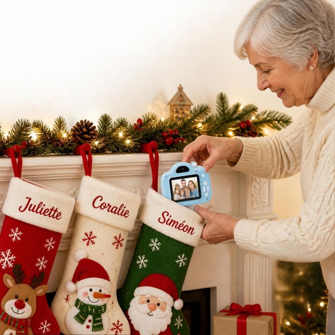 grand-maman insère des appareil photo camera-kids dans les bas de noël des petits enfants