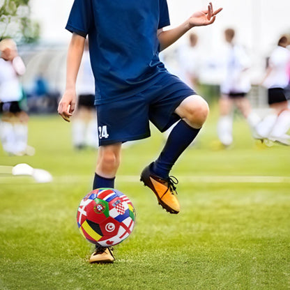 adolescent dribble avec ses pied avec son ballon foot mondial aux couleurs des drapeaux