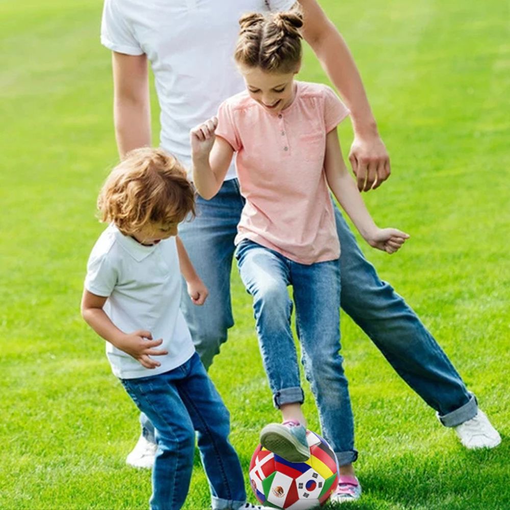 un match en famille au parc avec e ballon foot familial