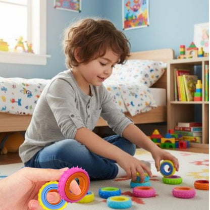 un gamin joue avec ses anneaux coloré de ses nouvelles bague anti stress 