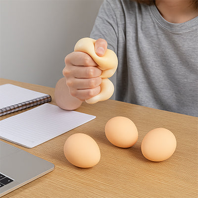 un enfant exerce sa forme musculaire de sa main droite avec cette balle anti stress de relaxation coco relaxarion