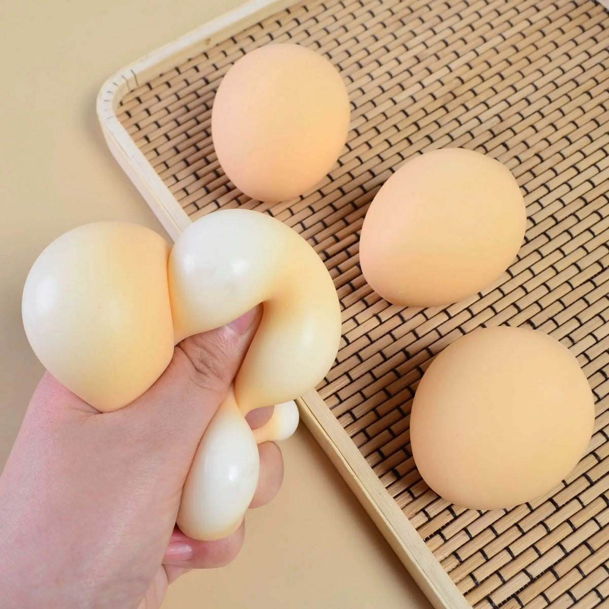 une démonstration de la soublesse à manipuler avec la balle anti stress en forme de coco spongieux