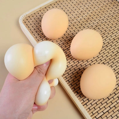 une démonstration de la soublesse à manipuler avec la balle anti stress en forme de coco spongieux