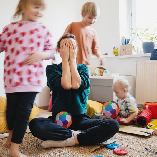 un jour de pluie, les enfants courent et jouent au ballon en mousse dans le salon sans souci