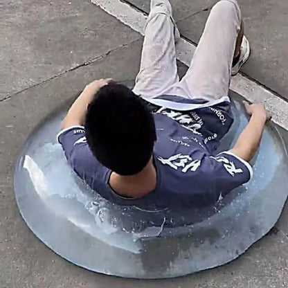 un garçon assis sur le gros ballon gonflable géant résistant en PVC catchouc qui ne fend pas