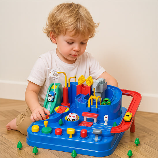 un gamin de 3 ans joue sur so nouveau jeu circuit voiture enfant 3ans que le Père Noël lui a offert il est très heureux