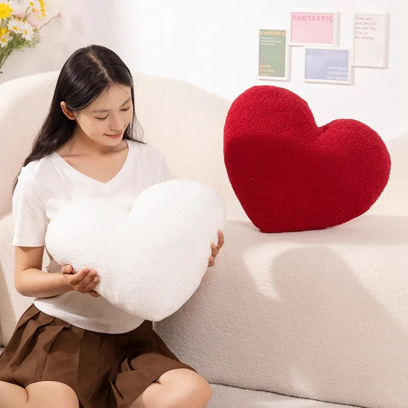un femme rêvasse en tenant un cœur st valentin blanc dans ses main cadeau de st-Valentin pour ses enfants 