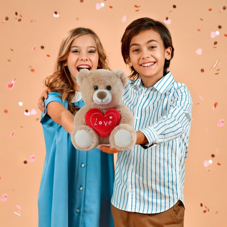 2 amis dans la classe se sont offert leurs cadeaux st-Valentin la peluche ourson Teddy Bear avec coeur rouge LOVE