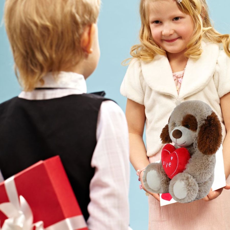 2 amis d'école se donnent leurs cadeaux st-Valentin une peluche chien avec coeur d amour