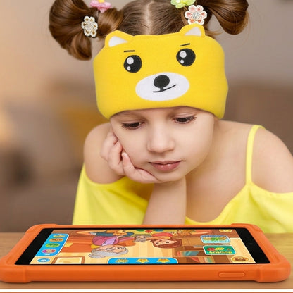 la fillette avec son Casque audio enfant bandeau ajustable jaune regarde son vidéo sans déranger les autres