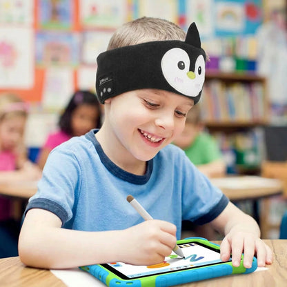 le garçon fait ses exercices scolaires sur sa tablette sans deranger autour grâce à son casque audioBando™, casque audio enfant ajustable