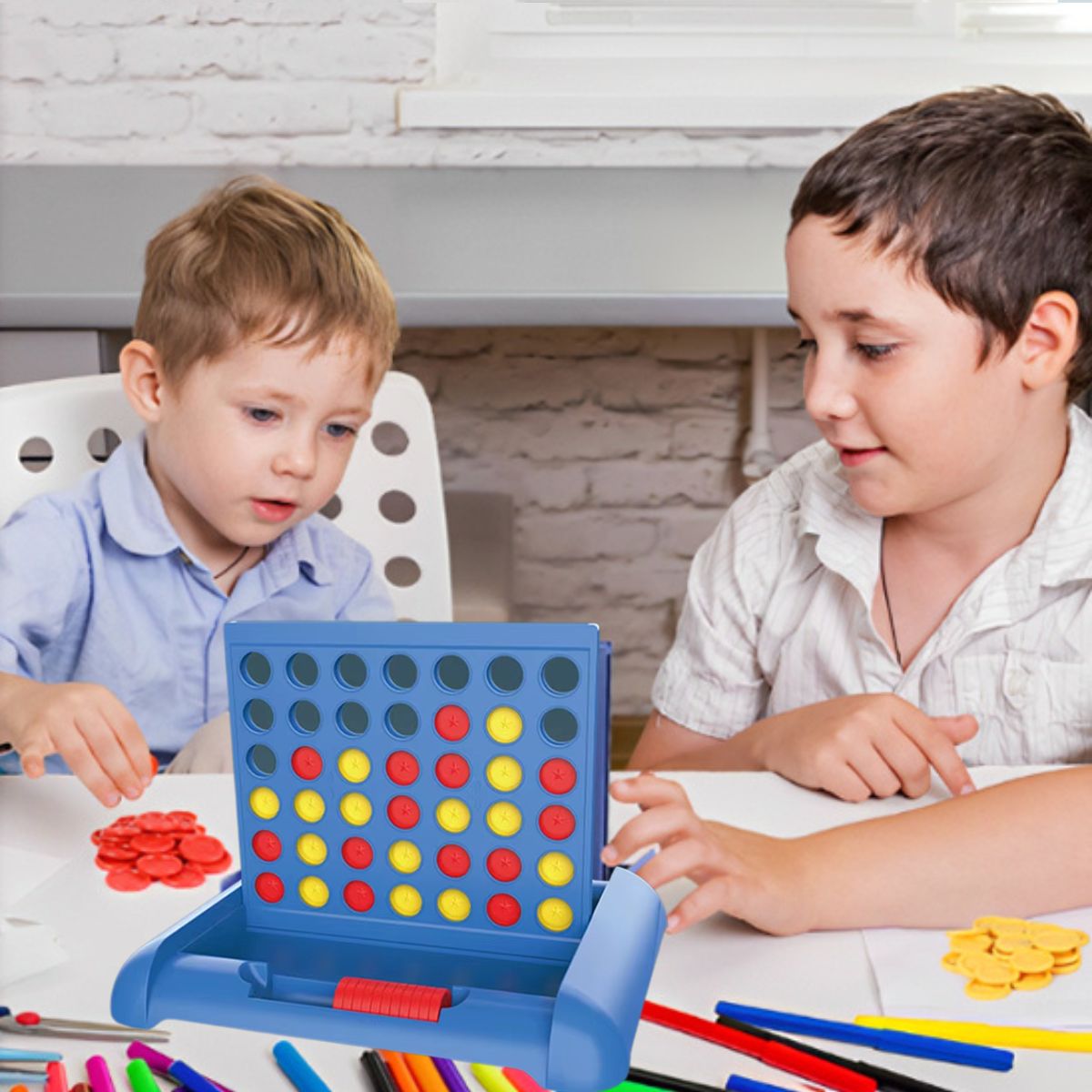 connect 4 est le jeu de stratégie préféré de ces 2 gamin qui y jount tous les jours avec enthousisme