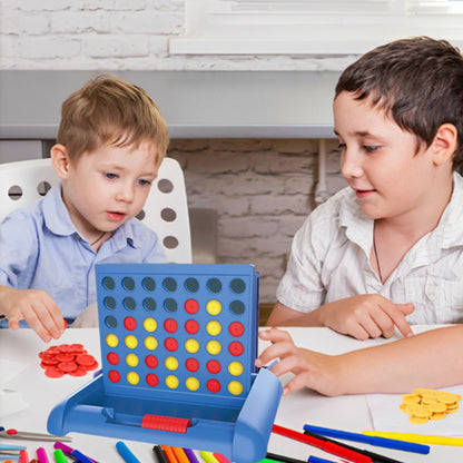 connect 4 est le jeu de stratégie préféré de ces 2 gamin qui y jount tous les jours avec enthousisme