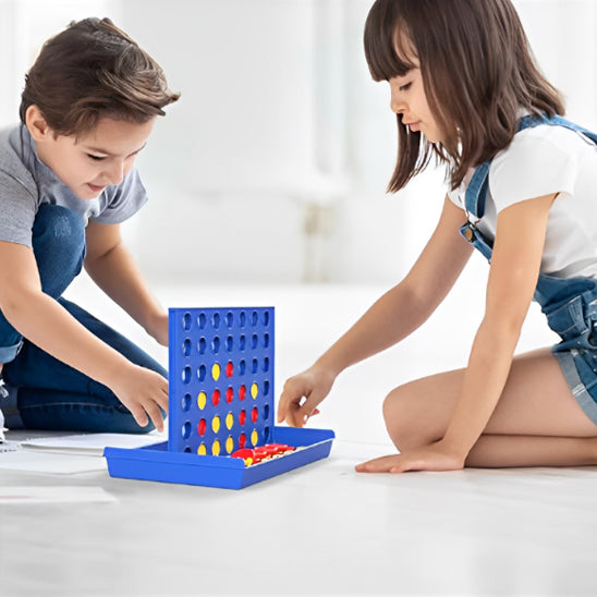 2 adolescents de 11 ans jouent calmement au jeu de stratégie Connect 4 accessible dès 4 ans