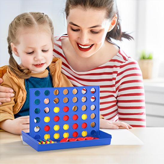 Une mère montre à sa fille de 5ans comment jouer à connect 4 ou le nom francias est Puissance 4 compter jusqu'à 4