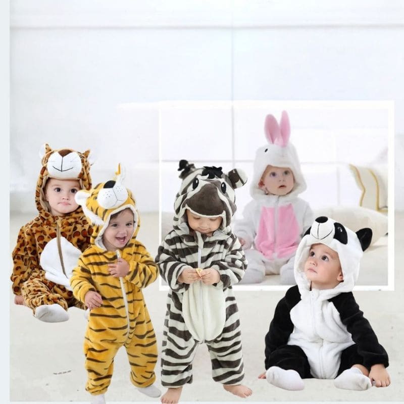 dans leurs déguisement bébé Halloween 5 gamins de 1an à 4 ans jouent confortablement dans leur barboteuse pyjama amusante