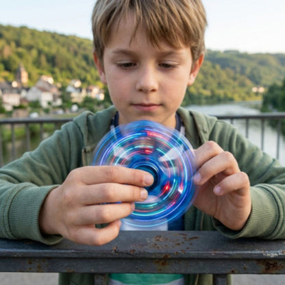 un garçon libère son stress en observant son hand spinner LED avec concentration