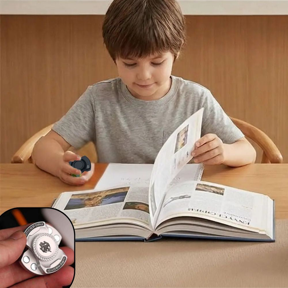 garçon concentré sur ses travaux scolaire grâce à son Hand Spinner 3 en 1