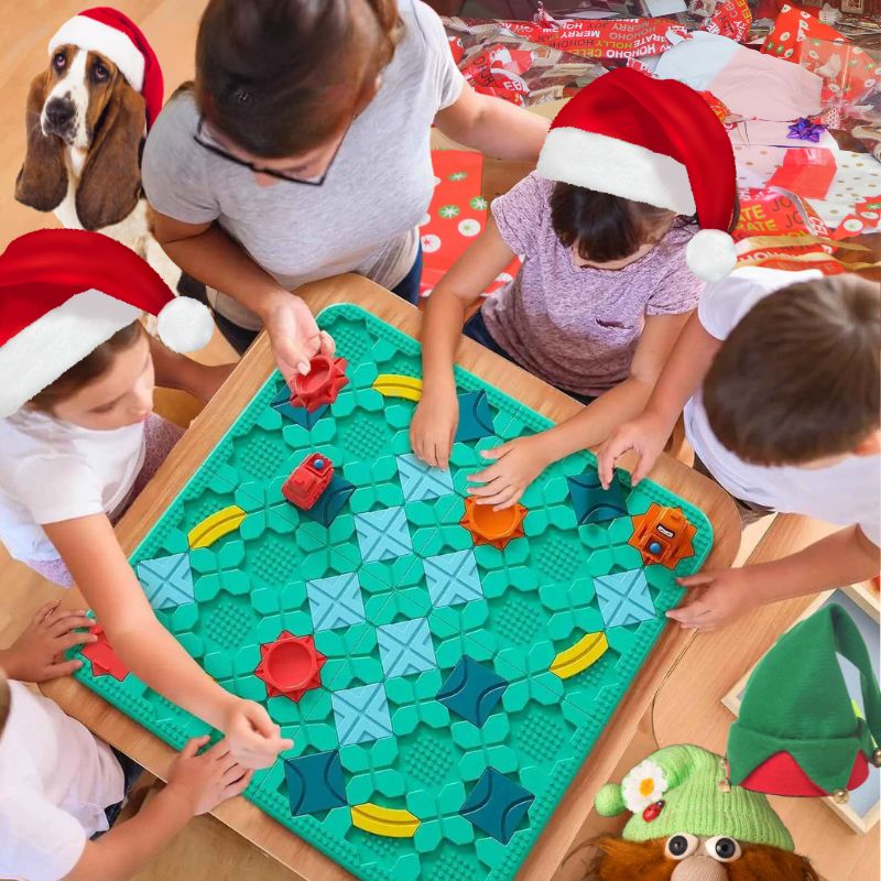 une famille fête Noël et ont déballé le meilleur cadeau pour la famille le jeu de logique de labirinthe de construction routière