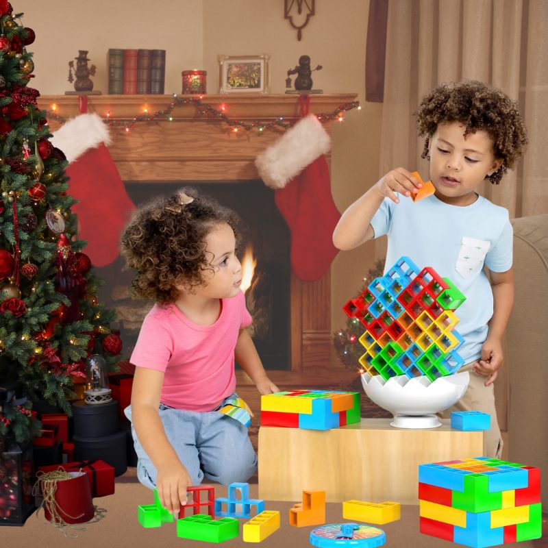 2 enfants de 3 et 5 ans jouent dans le salon au jeu de société enfant de blocs de construction blocs balance