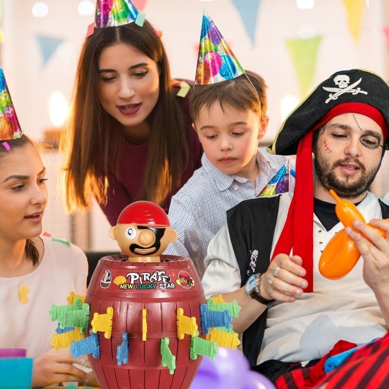 une fête d'anniversaire d'enfant sous le thème des pirates avec un vrai pirate gonfleur de ballon jou au jeu enfant 3ans d'animation le Baril du Pirate