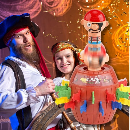Un gentil pirate chantonne Ho Hoo Ho avec son épouse enjouant au jeu enfant 3 ans en plastique à ressore