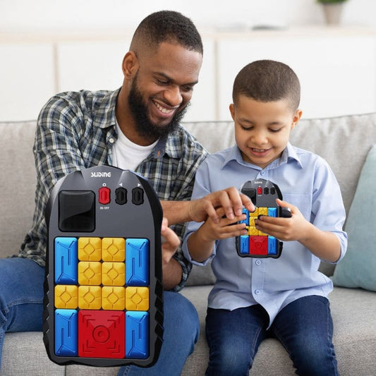 un père joue avec son fils en duel avec leur jeu de logique casse tête électronique 