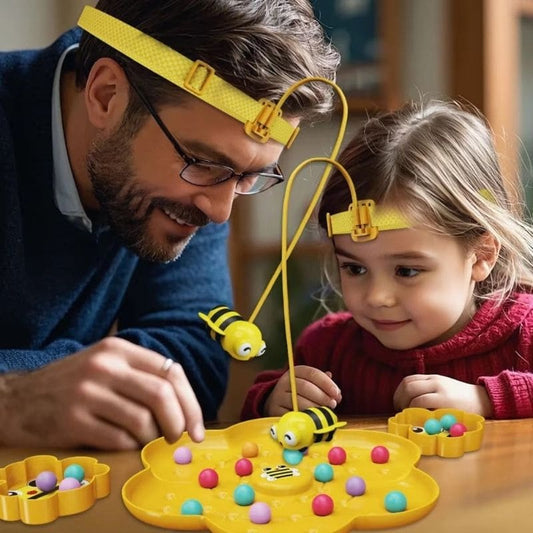 un père joue avec sa petite fille de 4 ans au jeu de société 4 ans la pêche des abeilles