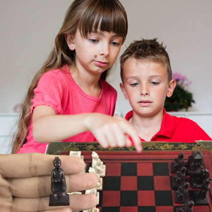 2 enfants curieux d'apprendre à jouer au jeu d'échec en bois artisanal laissé sur la table du salon en déco