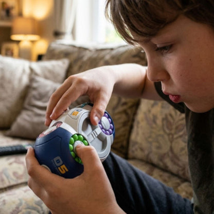 un gamin réfléchi concentré sur son jouet anti stress fidget toy spin puzzle niveau expert