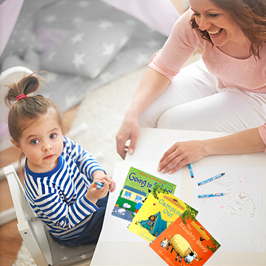 Jolie demoiselle de 5 ans entrain de lire un  des 3 ivres pour enfant que sa tata lui a offert