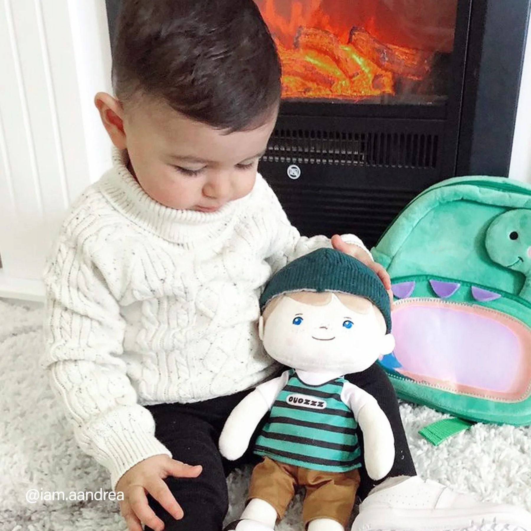 un bambin cajole et communique avec sa poupée de chiffon garçon qui lui ressemble développant son empathie et son langage