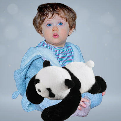 un bambin de 2 ans et de mi calme sa crise avec une peluche leslee Panda qui le rassure et le réconforte avec son poids thérapeutique