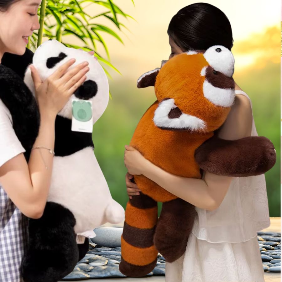 2 femmes chérissent dans leur bras un peluche leslée de taille Grande 65cm un e peluche panda et une peluche ranton