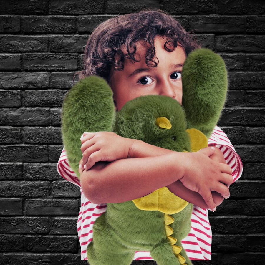 un garçon de 5 ans utilise la peluche leslée thérapeutique en forme de dinosaure lourd pour se rassurer, ressentir du réconfort immédiat