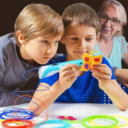  2 garçons créatifs jouent avec un stylo 3D  enfant supervisé de la grand-mère