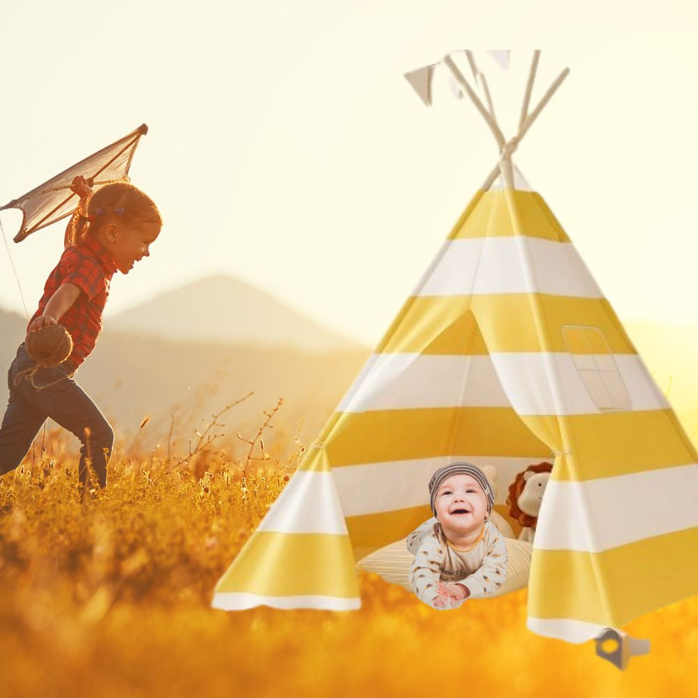 2 enfants profite de l'air frais tout en restant à l'ombre dans le tipi enfant transportable et léger