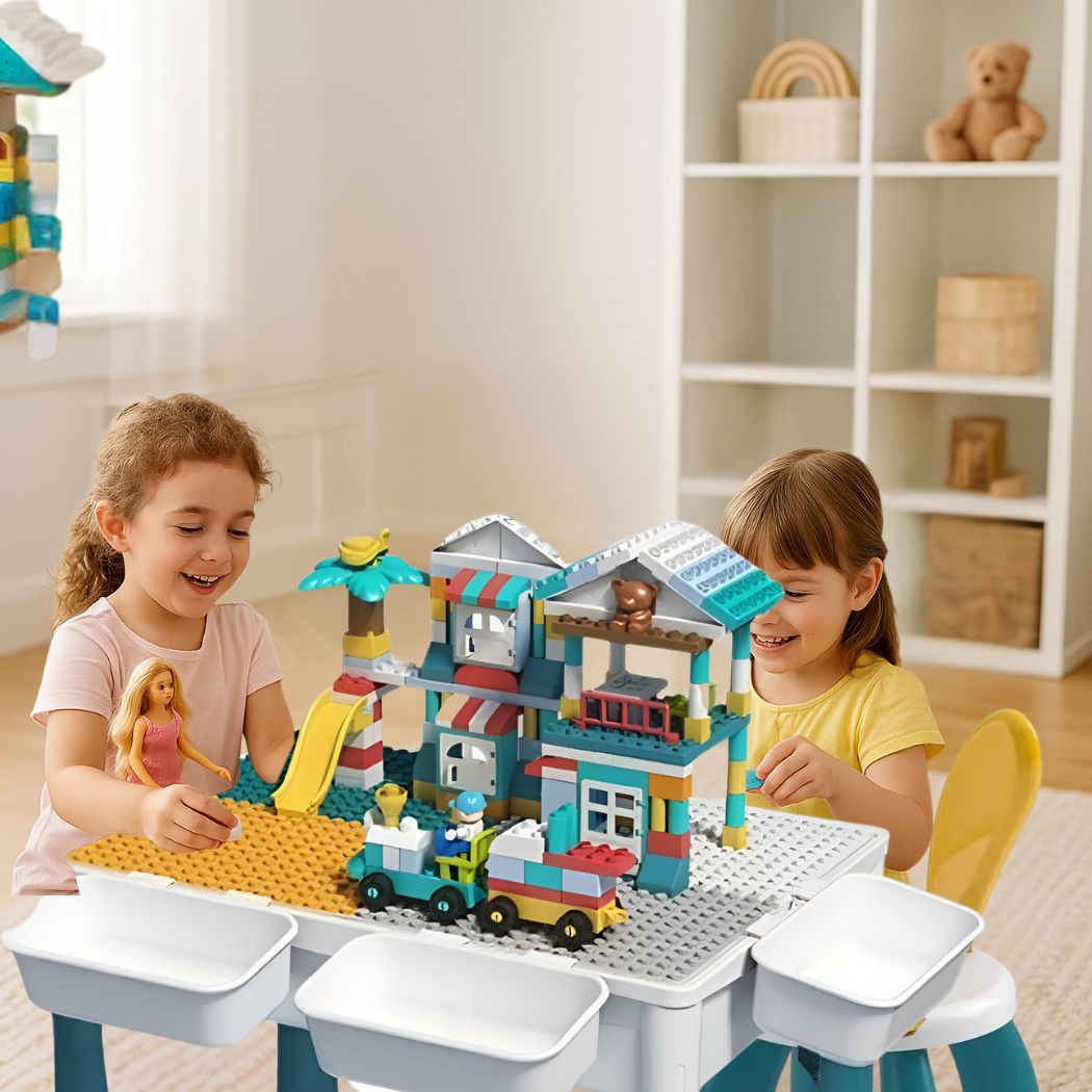 la table d'activité bébé est polyvalente et permet de faire de belles construction avec 300 blocs et bille en 3 d ou sur un mur de construction