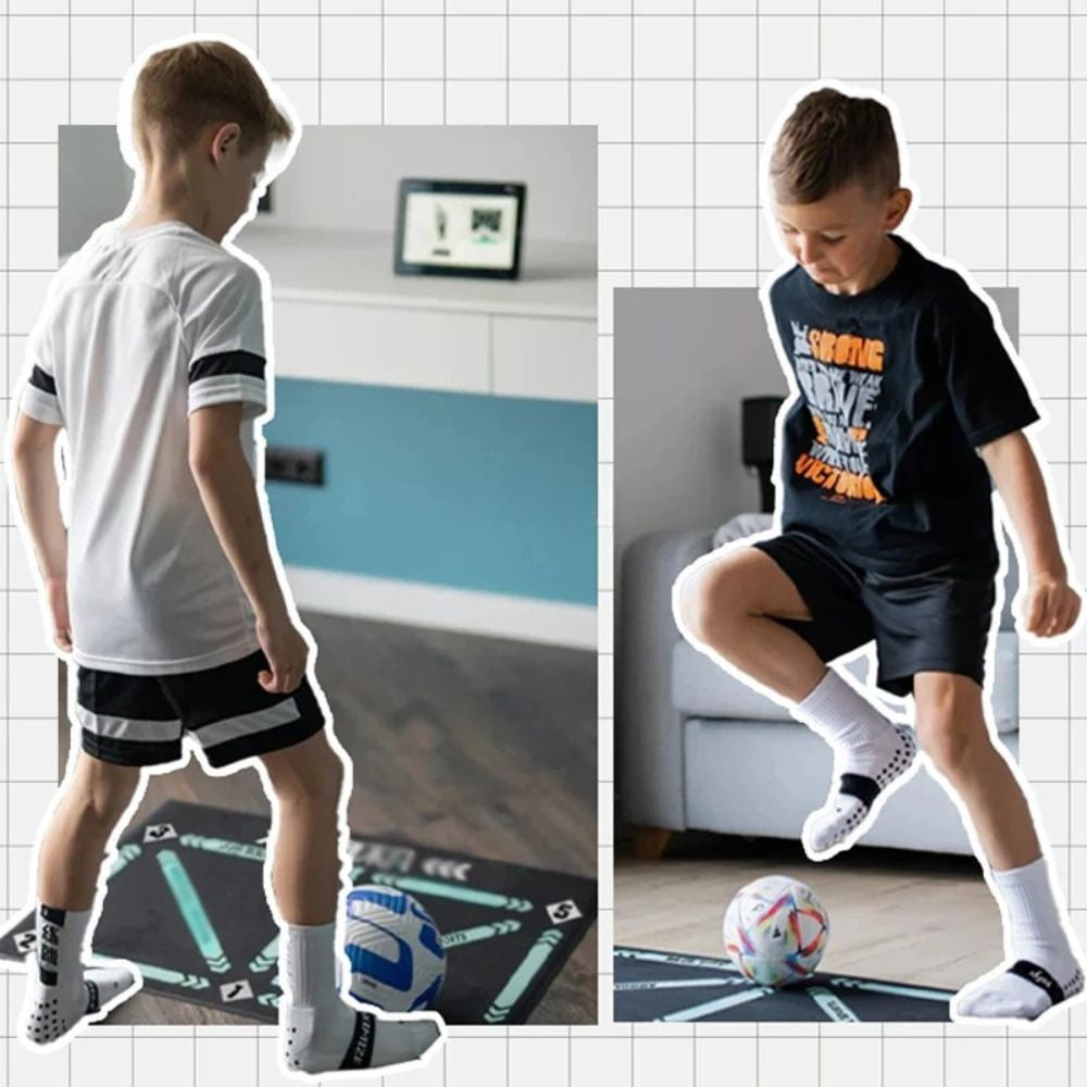2 amis de 11 ans entrain de s'exercer sur le tapis entrainement foot que leur coach a recommandé
