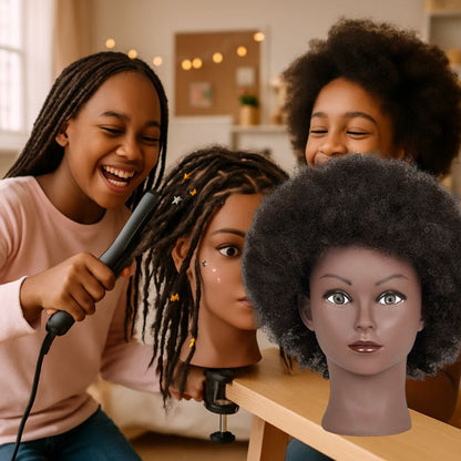 2 grandes amies d'origine Haitienne s'amusent à pratiquer des coiffure et des maquillage sur la tete a coiffer afro