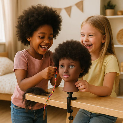 deux amies s'amusent à coiffer un tete a coiffer afro aux cheveux courts et crépu , visage enfant