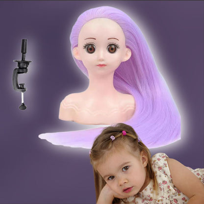 une fillette de 3 ans rêve de sa tête à coiffer enfant en jouet aux longs cheveux mauves  