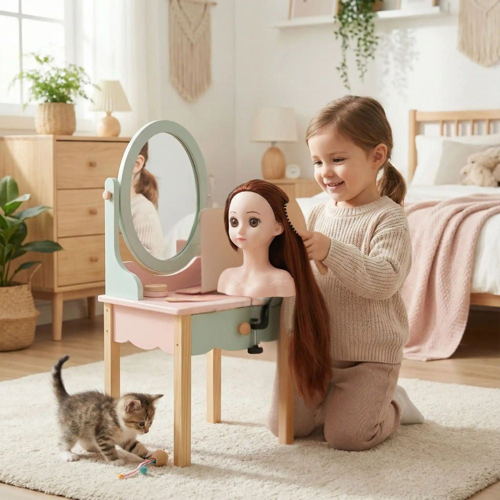 une fillette de 4 ans coiffe sa tête à coiffer jouet une poupée aux cheveux brun auburn brillants