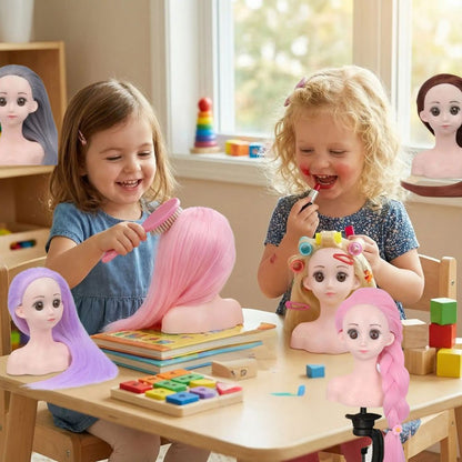 2 fillettes de 4 ans jouent a coiffer et maquiller leur tête à coiffer jouet aux cheveux lisses et longs