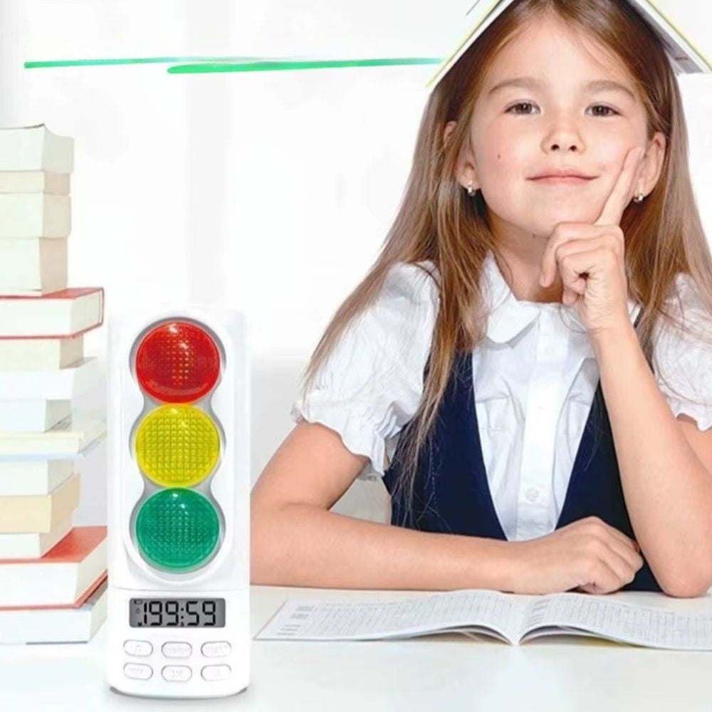 une fille termine son 60 minutes d etude avec son Timer Enfant lumières de circulation